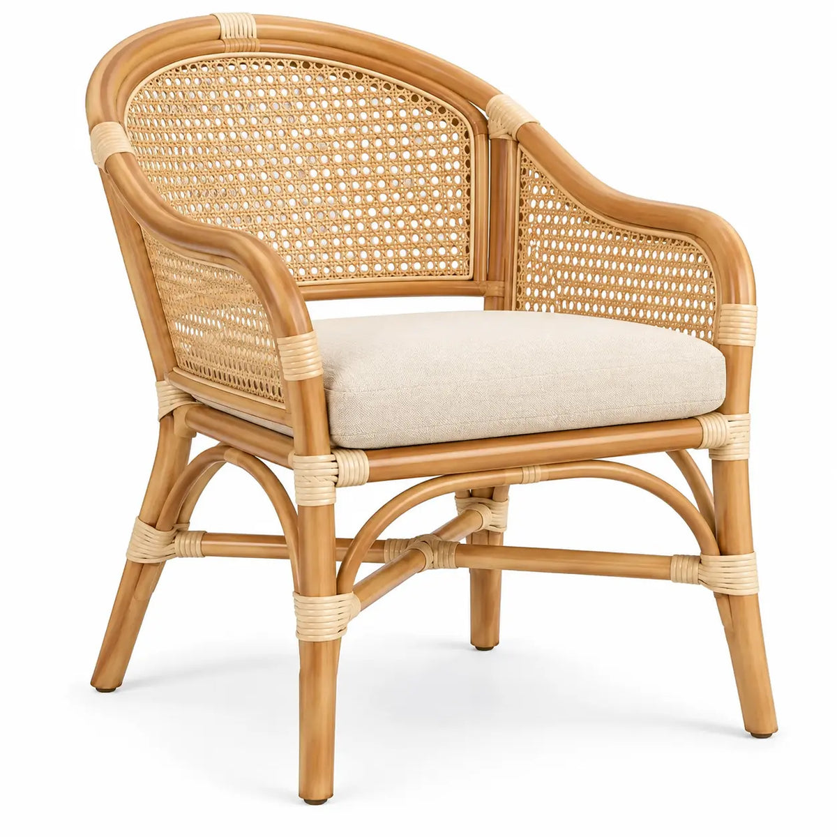 Chaise à accoudoirs ajourés et coussin clair, beige